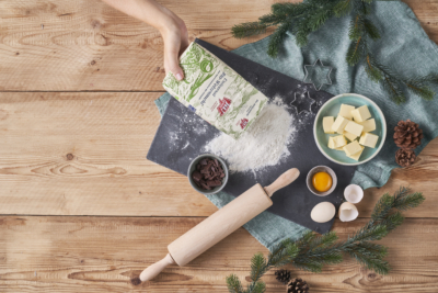 Ja! Natürlich Bio-Universal Weizenmehl wird mit Butter vermengt, daneben weitere Zutaten für den Keksteig.