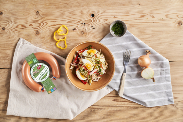 Saurer Wurstsalat mit dem Pariserkranzl vom Bio-Freilandschwein