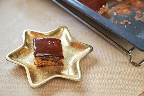 Lebkuchenschnitten mit Marmelade und Schokoladenglasur