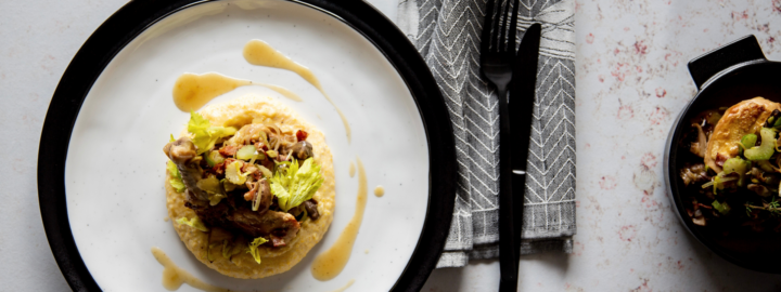 Bio-Gockel á la Coq au Vin Blanc mit Stangensellerie, Pilzen & Speck vom Freilandschwein