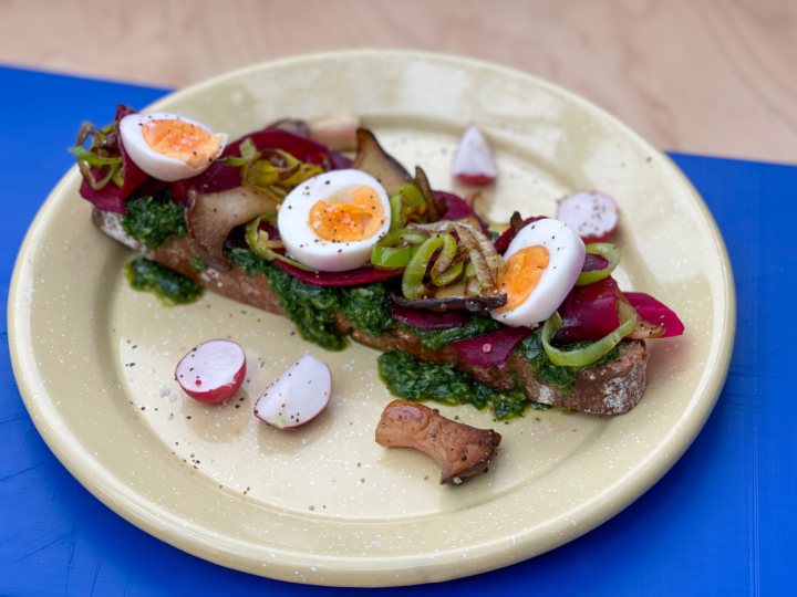 Roggenbrot mit Solei, roten Rübenscheiben, gebratenem Lauch & Kräuterseitlingen auf Rucola-Creme