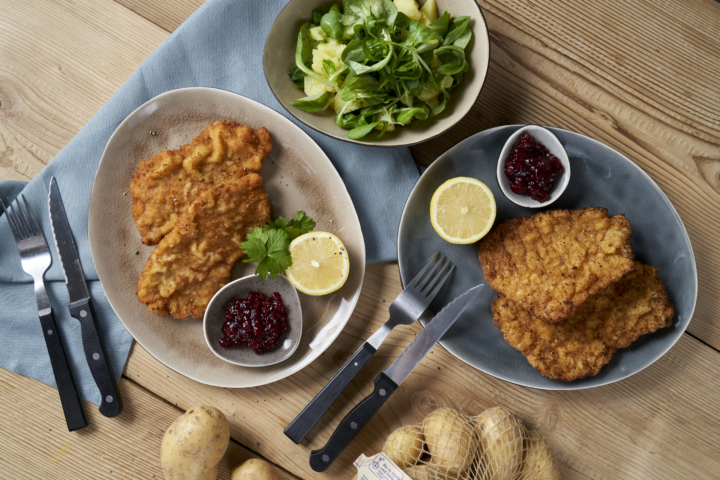 Schnitzerl vom Bio-Strohschwein auf Kartoffel-Vogerlsalat