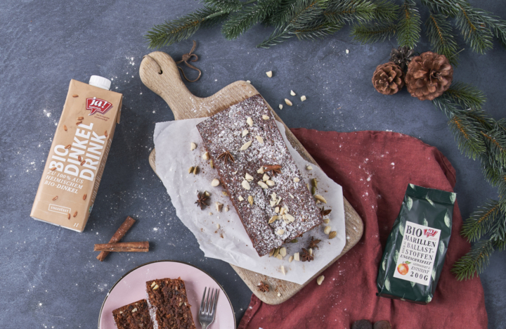 Veganer Bio-Adventkuchen mit getrockneten Marillen