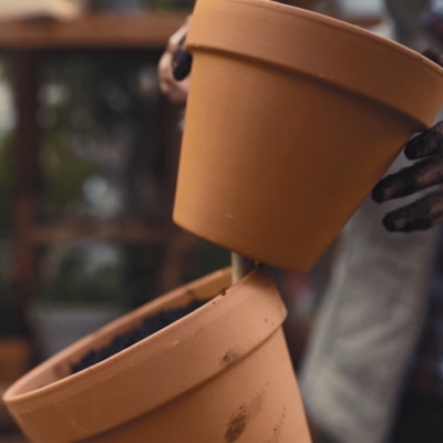 Bio-Tontöpfe aufeinander gestapelt.