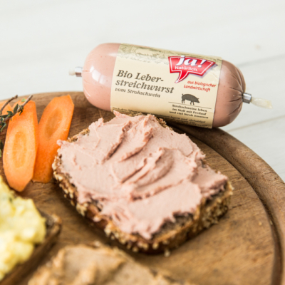 Ja! Natürlich Bio-Leber Streichwurst auf einer Scheibe Brot.