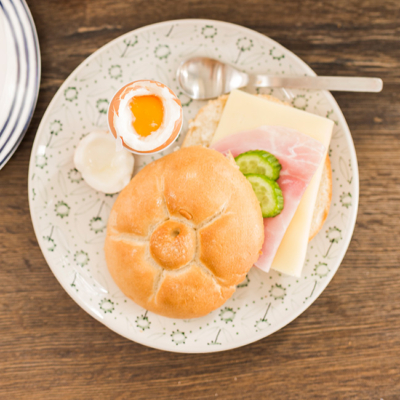 Bio-Frühstück auf einem Teller.