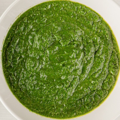 Eine Schüssel voll Bio-Cremespinat.