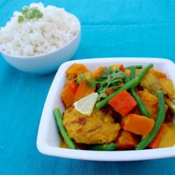 Curry in einer Schale, daneben eine Schale gekochter Bio-Reis.