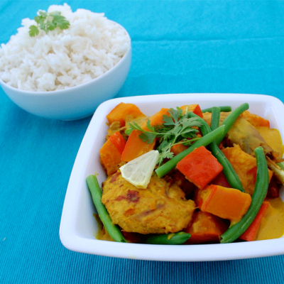 Curry in einer Schale, daneben eine Schale gekochter Bio-Reis.