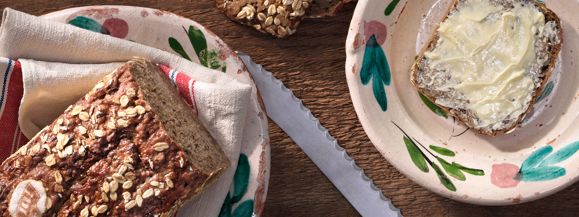 Ein Wecken Ja! Natürlich Bio-Brot und eine Scheibe Brot mit Butter.