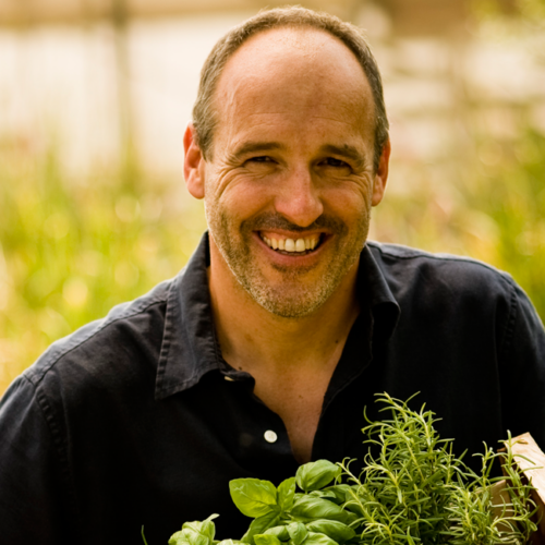 Bauer Binder mit einem Korb voller Bio-Kräuter.