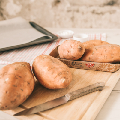 Ja! Natürlich Bio-Süßkartoffeln auf einem Schneidebrett.