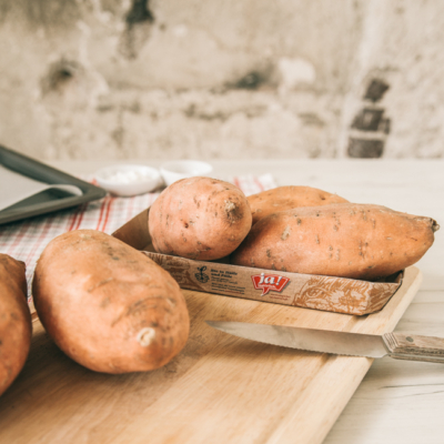 Bio-Süßkartoffeln in einer Kartontasse von Ja! Natürlich.