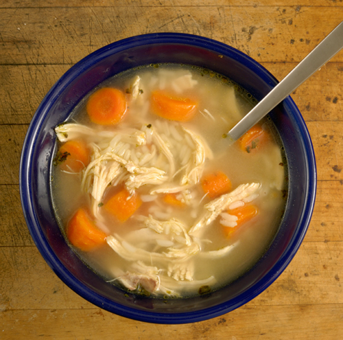Hühnersuppe in einer Schüssel.