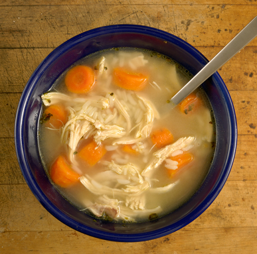 Hühnersuppe in einer Schüssel.