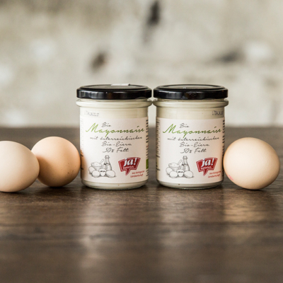 Zwei Gläser Ja! Natürlich Bio-Mayonnaise.