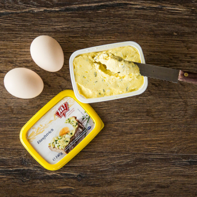 Bio-Eieraufstrich von Ja! Natürlich mit Eiern daneben.