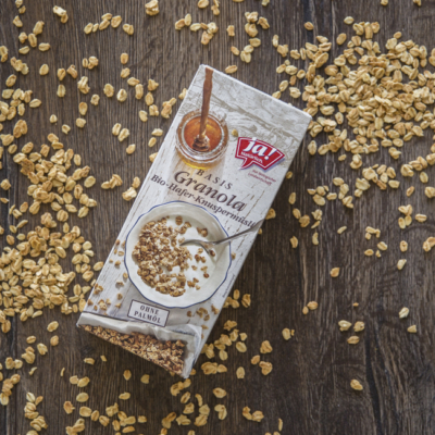 Eine Packung Ja! Natürlich Bio-Granola auf einem Tisch.