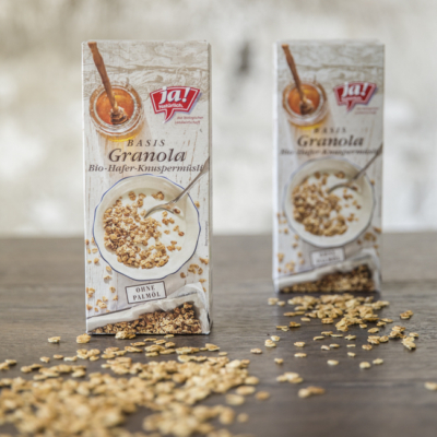 2 Packungen Ja! Natürlich Bio-Granola auf einem Tisch.
