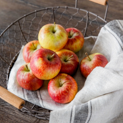 Bio-Äpfel in einem Korb.