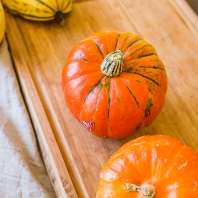 Bio-Kürbisse auf einem Tisch.