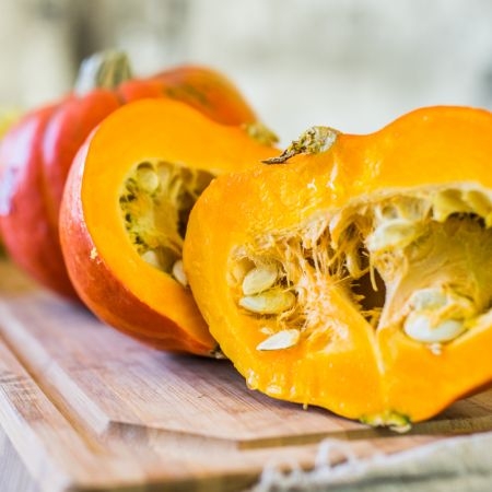 Bio-Hokkaido Kürbisse auf einem Tisch.