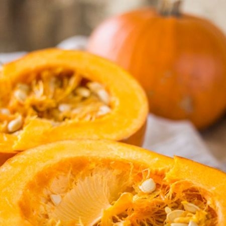 Bio-Baby Bear Kürbisse auf einem Tisch.