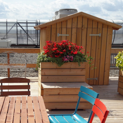 Ein Tisch und eine Hütte auf der Dachterrasse.