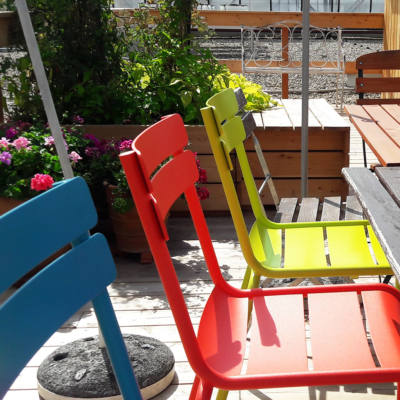 Bunte Sessel am Balkon.