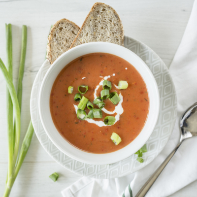 Eine Schüssel mit Bio-Paradeiser-Lauch-Suppe.