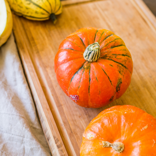 Bio-Kürbisse auf einem Schneidebrett.