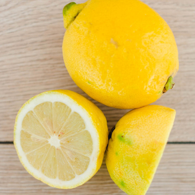 Bio-Zitronen auf einem Tisch.