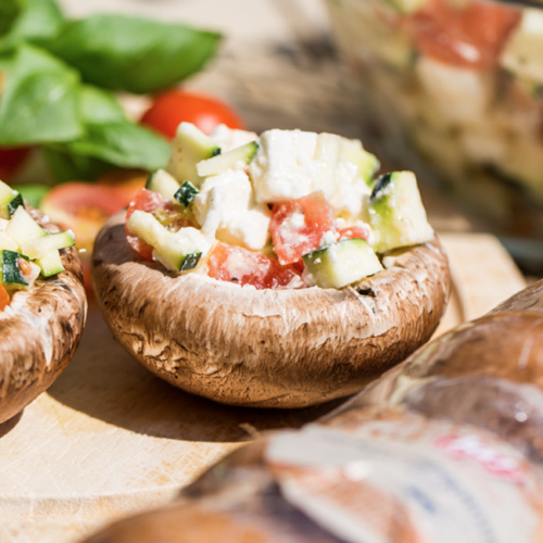Gefüllte Bio-Shiitake-Pilze mit Paradeiser, Zucchini und Feta-Käse.