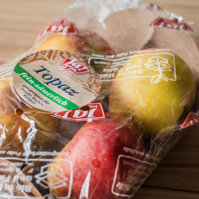 Nahaufnahme eines Kartons mit Ja! Natürlich Bio-Topaz-Äpfeln.