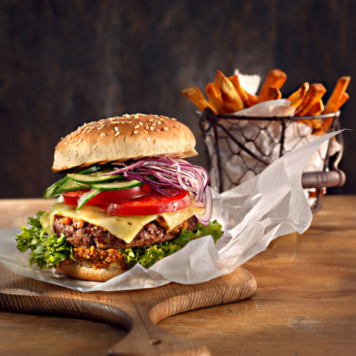 Ein Bio-Burger und Süßkartoffelpommes.
