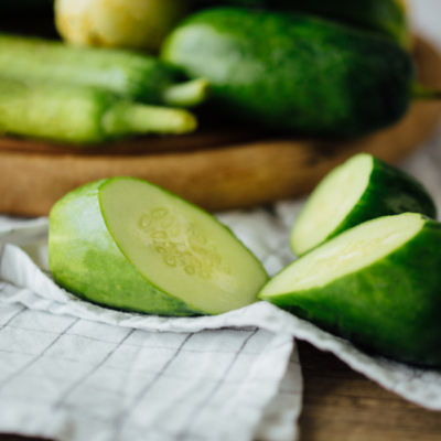 Eine aufgeschnittene Bio-Gurke.