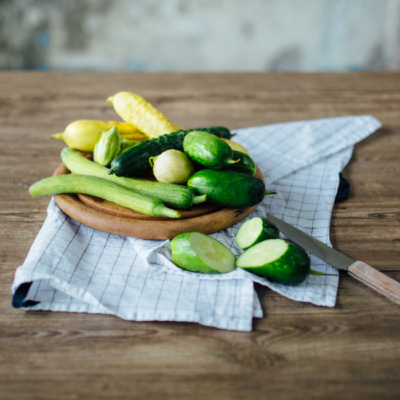Bio-Gurken-Raritäten in einer Schale.