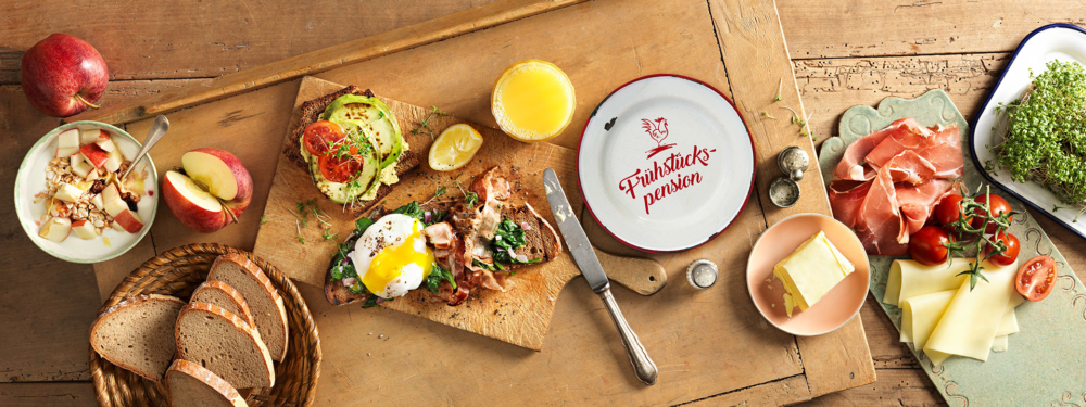 Frühstück auf einem Holzbrett.