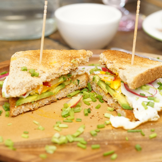 Frühstücks-Sandwich in der Mitte geschnitten.